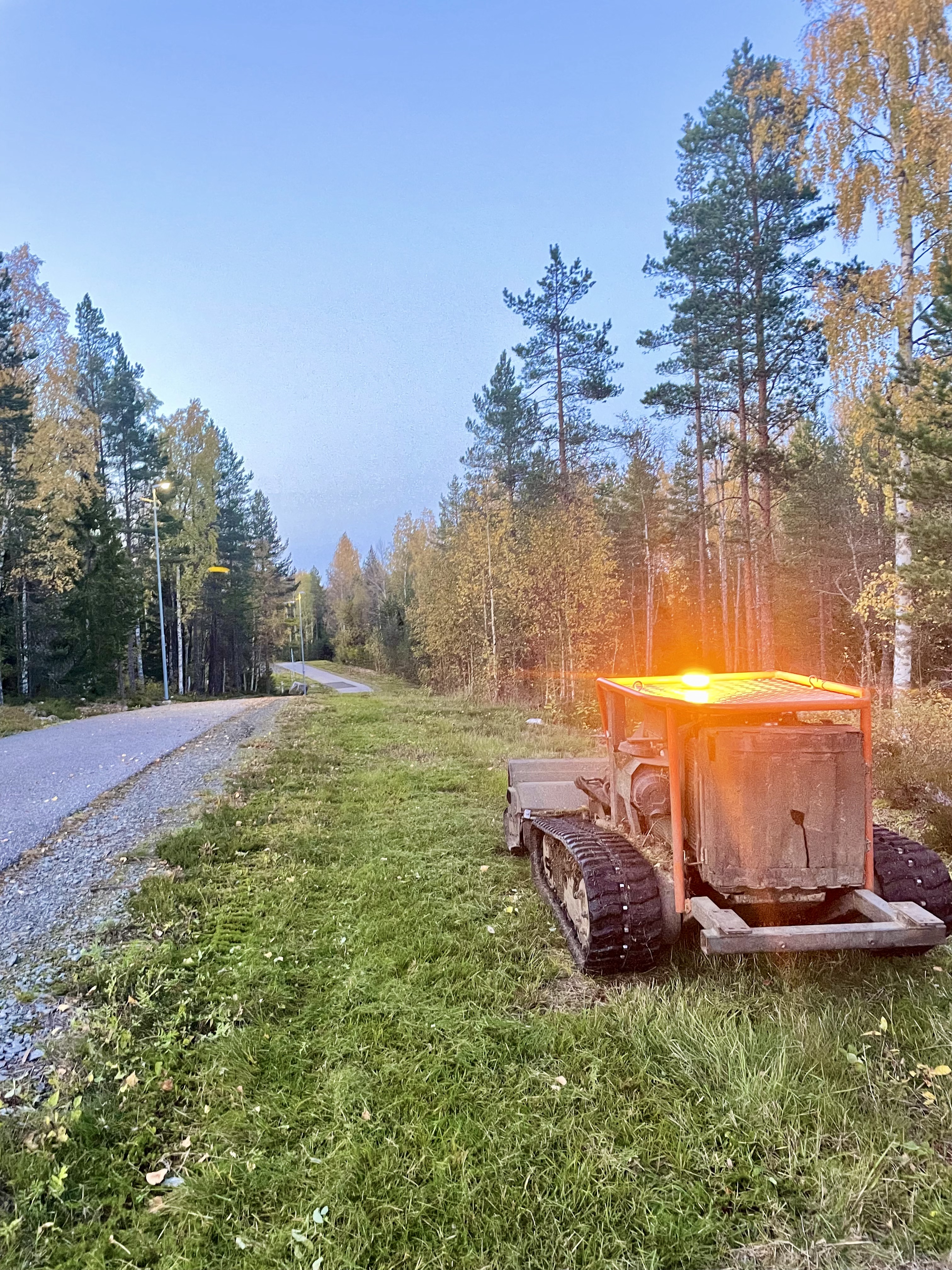 Gräsklipping runt skidanläggning