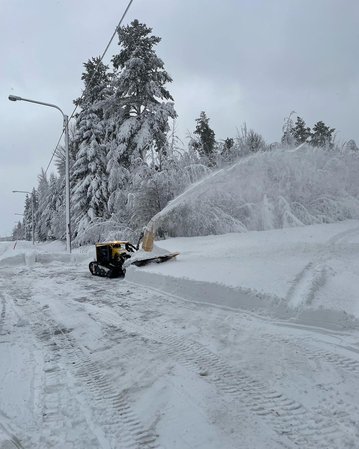 Roboeco med snöfräs som röjer väg